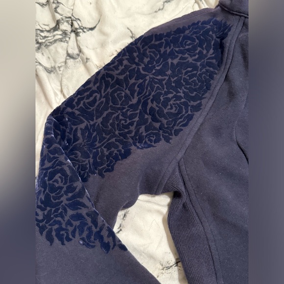 Lululemon funnel neck sweatshirt. Dark blue, size 6. Front pocket & thumb holes - Picture 4 of 6